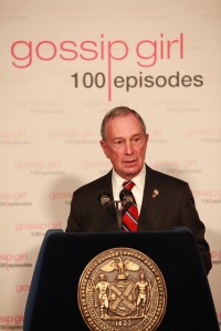 Michael Bloomberg en un acto promocional de Gossip Girl(Photo Credit: Spencer T Tucker; Flick  NYMayorsOffice)