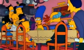 Cena del señor Burns con la familia Simpson, aparentando ser un hombre normal